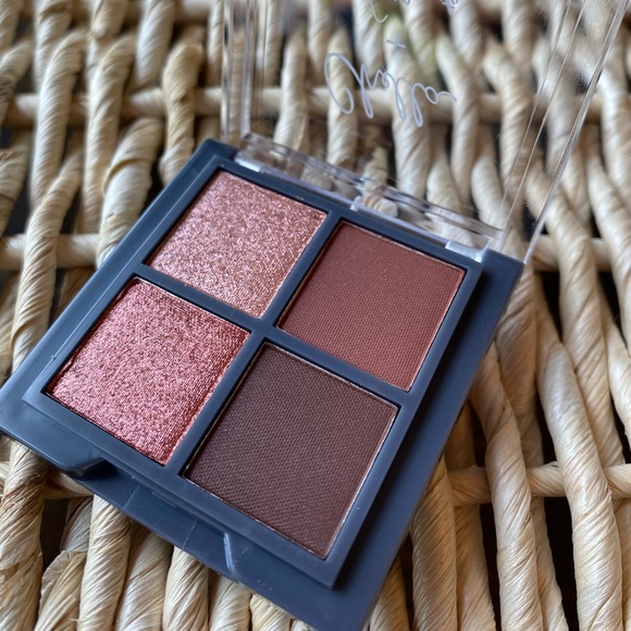 Chella + vela beauty hello beautiful eyeshadow - blushing rose - Picture 2 of 3